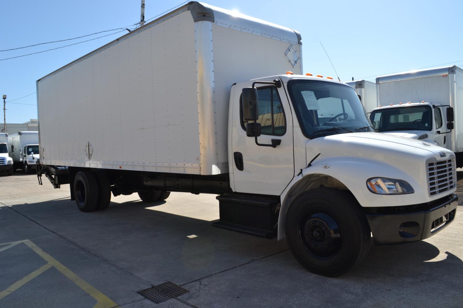 2018 WHITE /BLACK FREIGHTLINER M2-106 with an DETROIT DD5 5.1L 210HP engine, ALLISON 2100HS AUTOMATIC transmission, located at 9172 North Fwy, Houston, TX, 77037, (713) 910-6868, 29.887470, -95.411903 - 25,550LB GVWR NON CDL, SUPREME 26FT BOX , 13FT CLEARANCE, 97" X 102", MAXON 3,000LB CAPACITY ALUMINUM LIFT GATE, E-TRACKS, 80 GALLON FUEL TANK, SPRING RIDE, COLD A/C - Photo#2